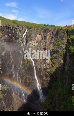 Regenbogen am Wasserfall Vøringfossen im Sommer in der Nähe von Eidfjord, Måbødalen, Hardanger, Hordaland, Norwegen, Skandinavien, Europa Stockfoto