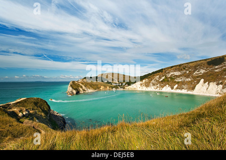 Eine Ansicht von Lulworth Cove, an der Jurassic Coast in Dorset UK fotografiert an einem sonnigen Tag im September Stockfoto