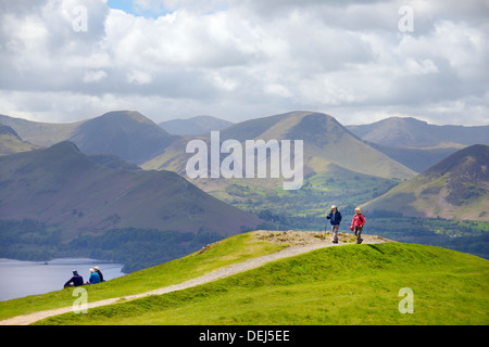 Wanderer, Nationalpark Lake District, England. Am Latrigg fiel über Keswick. Derwentwater, Katze Glocken und Newlands Tal hinter Stockfoto