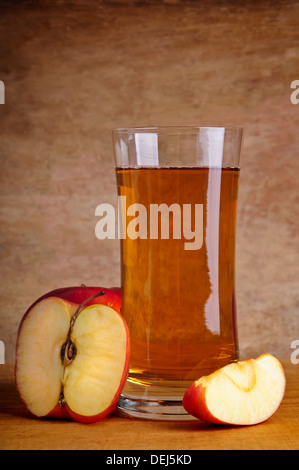 Glas frischer Apfelsaft mit Früchten auf einem Vintage Holz-Hintergrund Stockfoto