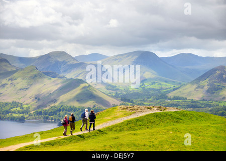 Wanderer, Nationalpark Lake District, England. Am Latrigg fiel über Keswick. Derwentwater, Katze Glocken und Newlands Tal hinter Stockfoto