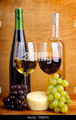 Stillleben mit Wein, Käse und Trauben Stockfoto