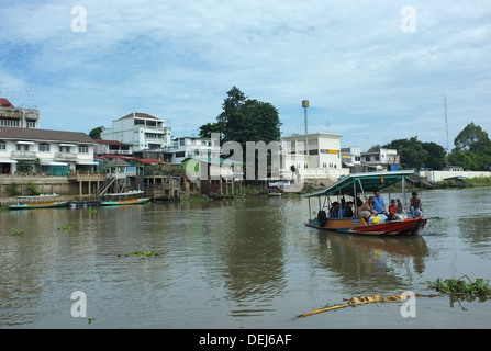 Fähre auf dem Pasak-Fluss, Ayutthaya Thailand Stockfoto