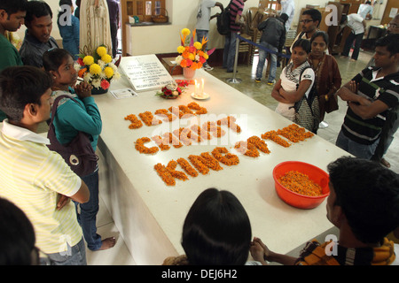 Beten Pilger neben dem Grab von Mutter Teresa in Kalkutta, Westbengalen, Indien auf Nov 25,2012. Stockfoto