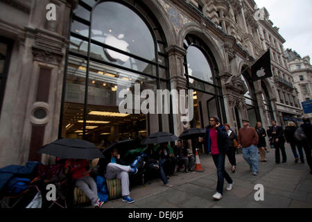 London, UK. 19. September 2013. Apple-Fans-Camp außerhalb der Flagship-Store in der Regent Straße mit Sonnenschirmen und behelfsmäßigen Zelten, seien Sie der erste, ihre Hände auf das neue Smartphone Apple Iphone 5 c das am Freitag, den 20. September erscheint der Credit: Amer Ghazzal/Alamy Live-Nachrichten Stockfoto