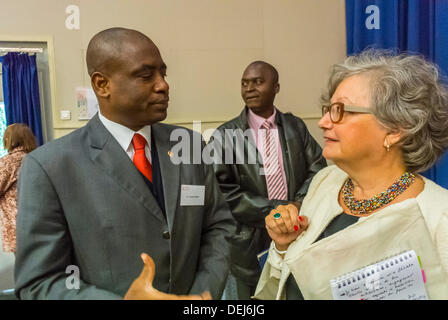 Paris, Frankreich. AIDS in Africa, Solthis HIV Forum, Prevention & Medical Research, „Dr. Leo Zekeng', (stellvertretender Direktor UNAIDS, Westafrika, Senegal), sprach mit Experten von „Christine Rouzioux“ (französische Wissenschaftlerin), HIV-Aids-Forschung, internationale Menschen bei Treffen, integriert Stockfoto