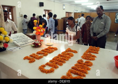 Beten Pilger neben dem Grab von Mutter Teresa in Kalkutta, Westbengalen, Indien auf Nov 25,2012. Stockfoto