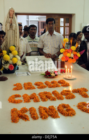 Beten Pilger neben dem Grab von Mutter Teresa in Kalkutta, Westbengalen, Indien auf Nov 25,2012. Stockfoto