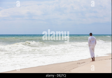 Afrikanische amerikanische Mann allein an einem tropischen Strand Stockfoto