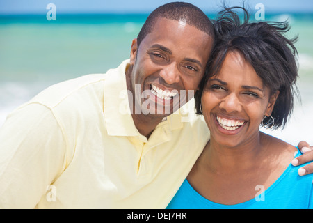 Ein glückliches Lächeln Lachen afroamerikanische Mann und Frau Paar am Strand im Sommer Stockfoto