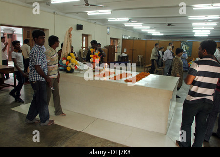 Beten Pilger neben dem Grab von Mutter Teresa in Kalkutta, Westbengalen, Indien auf Nov 25,2012. Stockfoto