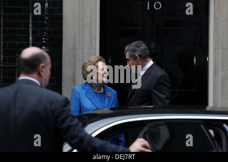 Premierminister Gordon Brown hilft Lady Thatcher die Stufe der Nummer 10 Downing Street hinunter Stockfoto