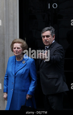 Premierminister Gordon Brown hilft Lady Thatcher die Stufe der Nummer 10 Downing Street hinunter Stockfoto