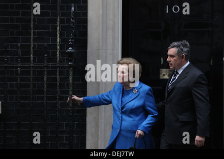 Premierminister Gordon Brown hilft Lady Thatcher die Stufe der Nummer 10 Downing Street hinunter Stockfoto