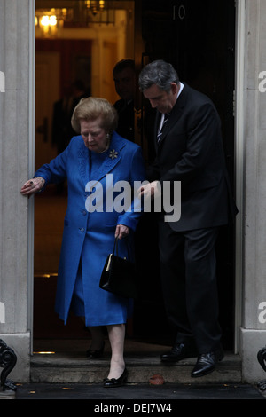 Premierminister Gordon Brown hilft Lady Thatcher die Stufe der Nummer 10 Downing Street hinunter Stockfoto