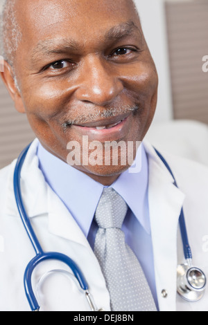 Eine afroamerikanische männliche Oberärztin trug ein Hemd, Krawatte und Stethoskop Stockfoto