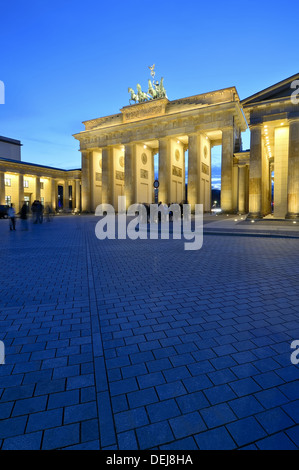 Touristen vor dem Brandenburger Tor in Berlin, Deutschland, in der Nacht Stockfoto