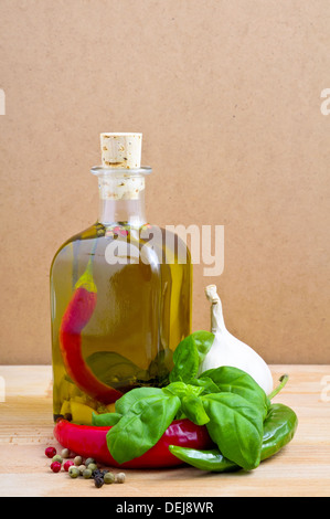 Stillleben mit infundiert Olivenöl mit Kräutern und Gewürzen Stockfoto