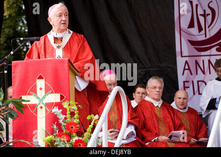 London, UK. 19. September 2013. Masse des Thanksgiving anlässlich die Eröffnung des St. Richard Reynolds College (katholische Grundschule und Catholic High School) besuchte von The Most Reverend Vincent Nichols Ð Erzbischof von Westminster im Bild sprechen am ALTAR, mit Pfarrer und andere im Hintergrund Credit: David Gee/Alamy Live News Stockfoto