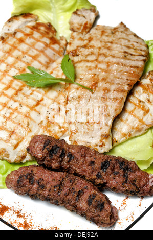 Platte mit traditionellen rumänischen Grillfleisch (Mici) Stockfoto