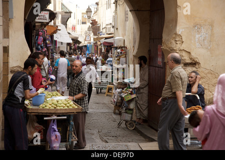 Gewölbte Tor an der Spitze der Talaa Seghira Street in Medina von Fes, Marokko Stockfoto