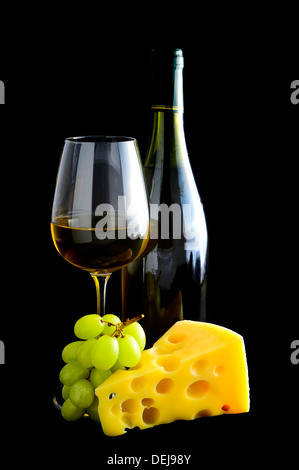 Stillleben mit Weißwein ablöschen, Käse und Trauben Stockfoto