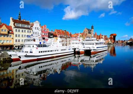 Schiffe im Hafen und die historische Stadt Gdansk (Danzig) in Polen Stockfoto