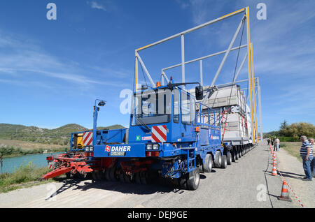 Provence, Frankreich. 19. September 2013. Ersten Lauf für riesige LKW-352-Rad-Anhänger. Der großen LKW-Trailer, der 172 Tonnen wiegt und ist 33 Meter lang, ist speziell auf nuklearen Komponenten für eine experimentelle Atomanlage, bekannt als ITER in Cadarache Kernforschungszentrum in der nördlichen Provence tragen. Der Trailer, der 88 Achsen und 352 Reifen hat, hatte einen Probelauf in der Provence diese Woche mit Betonsteinen geladen. LKW-Anhänger nahm vier Nächte, 98 km von der Mittelmeerküste entfernt in Cadarache zu reisen. Bildnachweis: Chris Hellier/Alamy Live-Nachrichten Stockfoto