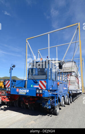 Provence, Frankreich. 19. September 2013. Ersten Lauf für riesige LKW-352-Rad-Anhänger. Der große LKW-Trailer, der 172 Tonnen wiegt und ist 33 Meter lang, ist specialy angepasst, um nuklearen Komponenten für eine experimentelle Atomanlage, bekannt als ITER in Cadarache Kernforschungszentrum in der nördlichen Provence zu tragen. Der Trailer, der 88 Achsen und 352 Reifen hat, hatte einen Probelauf in der Provence diese Woche mit Betonsteinen geladen. LKW-Anhänger nahm vier Nächte, 98 km von der Mittelmeerküste entfernt in Cadarache zu reisen. Bildnachweis: Chris Hellier/Alamy Live-Nachrichten Stockfoto