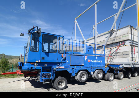 Provence, Frankreich. 19. September 2013. Ersten Lauf für riesige LKW-352-Rad-Anhänger. Der großen LKW-Trailer, der 172 Tonnen wiegt und ist 33 Meter lang, ist speziell auf nuklearen Komponenten für eine experimentelle nuklearen Faciliyu, bekannt als ITER in Cadarache Kernforschungszentrum in der nördlichen Provence tragen. Der Trailer, der 88 Achsen und 352 Reifen hat, hatte einen Probelauf in der Provence diese Woche mit Betonsteinen geladen. LKW-Anhänger nahm vier Nächte, 98 km von der Mittelmeerküste entfernt in Cadarache zu reisen. Bildnachweis: Chris Hellier/Alamy Live-Nachrichten Stockfoto