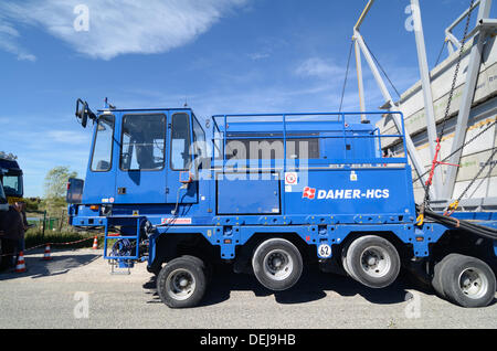 Provence, Frankreich. 19. September 2013. Ersten Lauf für riesige LKW-352-Rad-Anhänger. Der großen LKW-Trailer, der 172 Tonnen wiegt und ist 33 Meter lang, ist speziell auf nuklearen Komponenten für eine experimentelle Atomanlage, bekannt als ITER in Cadarache Kernforschungszentrum in der nördlichen Provence tragen. Der Trailer, der 88 Achsen und 352 Reifen hat, hatte einen Probelauf in der Provence diese Woche mit Betonsteinen geladen. LKW-Anhänger nahm vier Nächte, 98 km von der Mittelmeerküste entfernt in Cadarache zu reisen. Bildnachweis: Chris Hellier/Alamy Live-Nachrichten Stockfoto