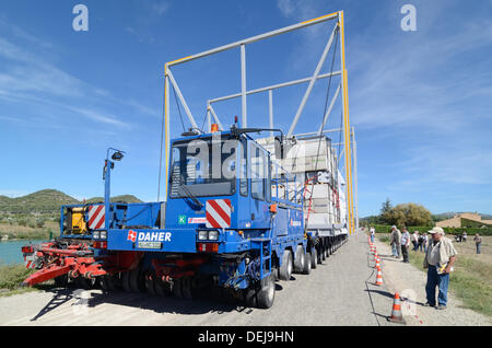 Provence, Frankreich. 19. September 2013. Ersten Lauf für riesige LKW-353-Rad-Anhänger. Der großen LKW-Trailer, der 172 Tonnen wiegt und ist 33 Meter lang, ist speziell auf nuklearen Komponenten für eine experimentelle Atomanlage, bekannt als ITER in Cadarache Kernforschungszentrum in der nördlichen Provence tragen. Der Trailer, der 88 Achsen und 352 Reifen hat hatte einen Probelauf in der Provence diese Woche mit Betonsteinen geladen. LKW-Anhänger nahm vier Nächte, 98 km von der Mittelmeerküste entfernt in Cadarache zu reisen. Bildnachweis: Chris Hellier/Alamy Live-Nachrichten Stockfoto