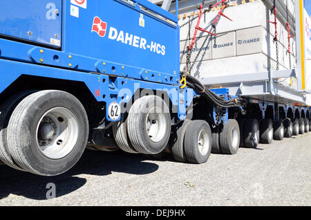 Provence, Frankreich. 19. September 2013. Ersten Lauf für riesige LKW-352-Rad-Anhänger. Der großen LKW-Trailer, der 172 Tonnen wiegt und ist 33 Meter lang, ist speziell auf nuklearen Komponenten für eine experimentelle Atomanlage, bekannt als ITER in Cadarache Kernforschungszentrum in der nördlichen Provence tragen. Der Trailer, der 88 Achsen und 352 Reifen hat hatte einen Probelauf in der Provence diese Woche mit Betonsteinen geladen. LKW-Anhänger nahm vier Nächte, 98 km von der Mittelmeerküste entfernt in Cadarache zu reisen. Bildnachweis: Chris Hellier/Alamy Live-Nachrichten Stockfoto