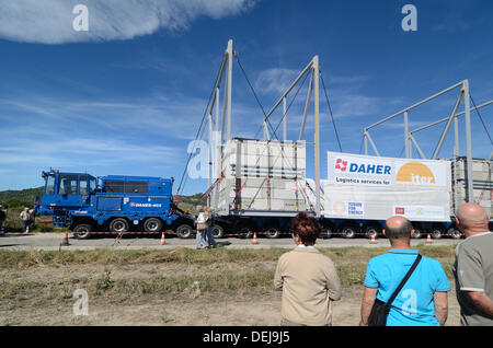 Provence, Frankreich. 19. September 2013. Ersten Lauf für riesige LKW-352-Rad-Anhänger. Der großen LKW-Trailer, der 172 Tonnen wiegt und ist 33 Meter lang, ist speziell auf nuklearen Komponenten für eine experimentelle Atomanlage, bekannt als ITER in Cadarache Kernforschungszentrum in der nördlichen Provence tragen. Der Trailer, der 88 Achsen und 352 Reifen hat, hatte einen Probelauf in der Provence diese Woche mit Betonsteinen geladen. LKW-Anhänger nahm vier Nächte, 98 km von der Mittelmeerküste entfernt in Cadarache zu reisen. Bildnachweis: Chris Hellier/Alamy Live-Nachrichten Stockfoto