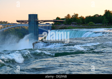 Niagarafälle-Sonnenaufgang in der Morgen-Nahaufnahme Stockfoto