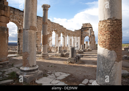 Architektonische Reste der Basilika in der antiken römischen Stadt Volubilis in der Nähe von Meknès, Marokko. Stockfoto