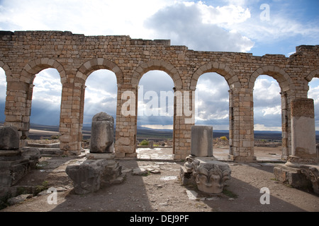 Architektonische Reste der römischen Stadt Volubilis in der Nähe von Meknès, Marokko. Stockfoto