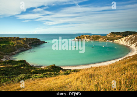 Eine Ansicht von Lulworth Cove, an der Jurassic Coast in Dorset UK fotografiert an einem sonnigen Tag im September Stockfoto