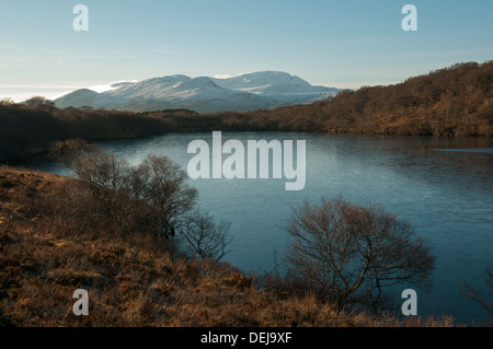 Ben Hope über Loch Na Cuilce, auf der alten Straße in Kyle of Tongue, Sutherland, Schottland, Großbritannien. Stockfoto