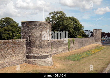 Park der historischen Stadtmauer die umschließen das Zentrum von Canterbury, Kent, UK. Stockfoto