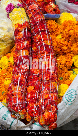 Indische Blume Garland und Ringelblume Blüten zur Herstellung von Girlanden für den Verkauf auf einer indischen Straße. Andhra Pradesh, Indien Stockfoto