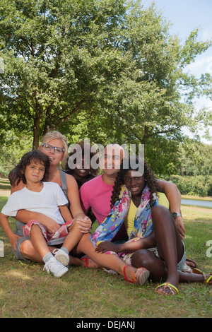 Glückliche multikulturelle Familie mit einem schönen Sommertag Stockfoto