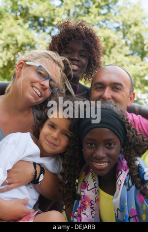 Glückliche multikulturelle Familie mit einem schönen Sommertag Stockfoto