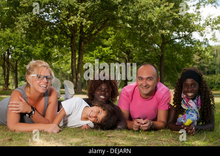 Glückliche multikulturelle Familie mit einem schönen Sommertag Stockfoto