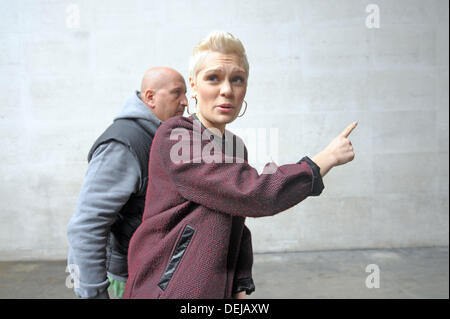 London, UK. 19. September 2013. Jessi J führt bei Live Lounge mit Fearne Cotton BBC1 London 19.09.2013 Credit: JOHNNY ARMSTEAD/Alamy Live News Stockfoto