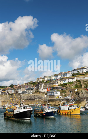 Angelboote/Fischerboote im Hafen von Mevagissey, West Cornwall Stockfoto