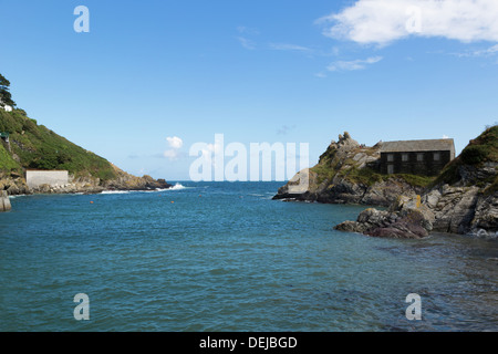 Eingang zum Hafen von Polperro, Cornwall Stockfoto