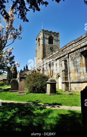 Die imposante Pfarrkirche in Kirkby Malham, Malhamdale, Yorkshire Dales National Park, England Stockfoto