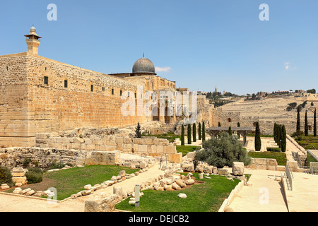 Minarett und Kuppel der Al-Aqsa-Moschee, umgeben von Mauern und Ruinen in der alten Stadt von Jerusalem, Israel. Stockfoto