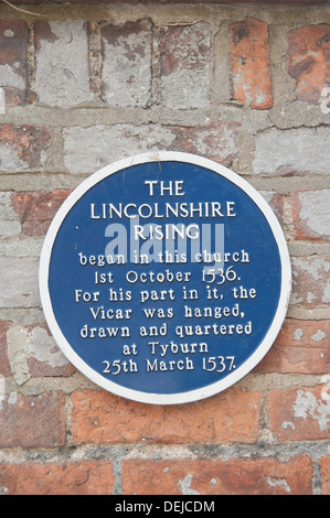 Blaue Plakette zum Gedenken an The Lincolnshire Rising von 1536 und der Pfarrer, ", gezeichnet und geviertelt gehängt wurde". Stockfoto